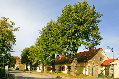 Gesindehäuser vor dem Scloss Petzow, Land Brandenburg